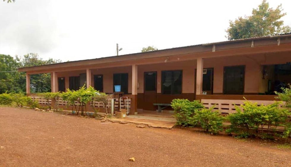 Fertige Erweitung des Kyekyewere Health Center in Madamfo Ghana